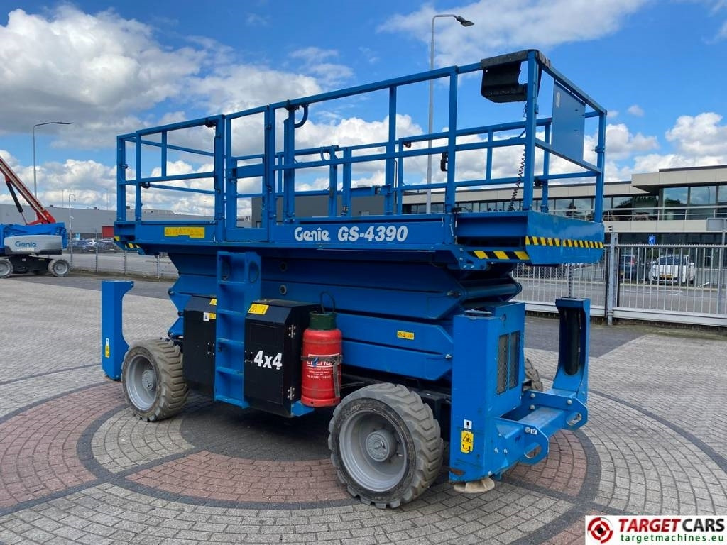 Genie GS-4390 RT LPG 4x4 Scissor Work Lift 1511cm - Ножничный подъемник: фото 2 Genie GS-4390 RT LPG 4x4 Scissor Work Lift 1511cm - Ножничный подъемник: фото 2