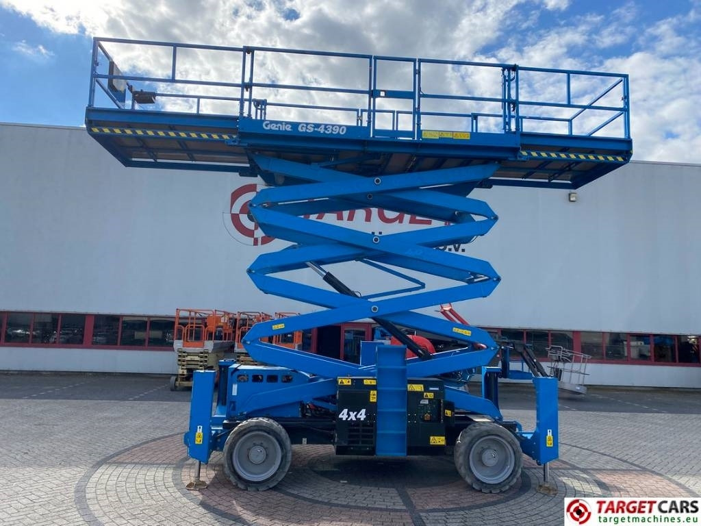 Genie GS-4390 RT LPG 4x4 Scissor Work Lift 1511cm - Ножничный подъемник: фото 5 Genie GS-4390 RT LPG 4x4 Scissor Work Lift 1511cm - Ножничный подъемник: фото 5