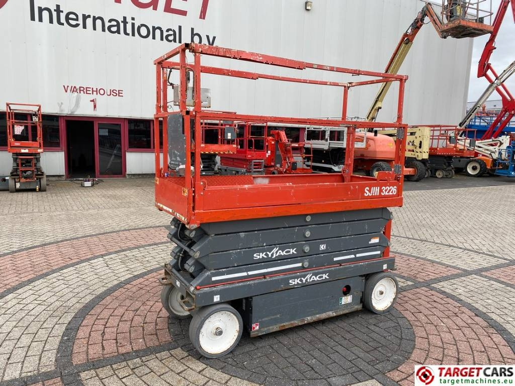 SkyJack SJIII-3226 Electric 3226 Scissor Work Lift 990cm  - Ножничный подъемник: фото 1 SkyJack SJIII-3226 Electric 3226 Scissor Work Lift 990cm  - Ножничный подъемник: фото 1