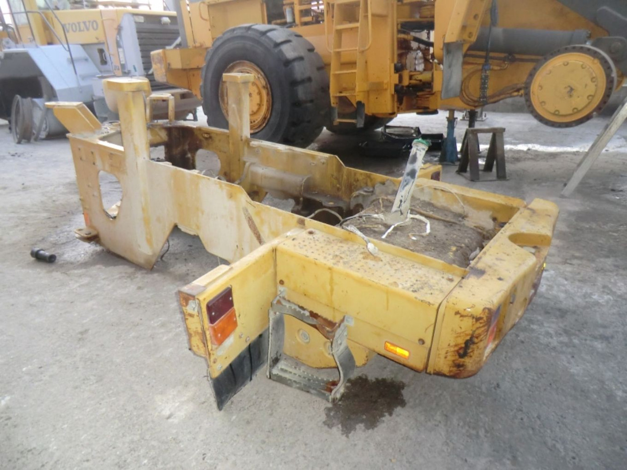 Caterpillar 928G TELAIO POSTERIORE COMPLETO DI SERBATOIO GASOLIO E CONTRAPPESI LATERALI - Топливный бак для Строительной техники: фото 3 Caterpillar 928G TELAIO POSTERIORE COMPLETO DI SERBATOIO GASOLIO E CONTRAPPESI LATERALI - Топливный бак для Строительной техники: фото 3