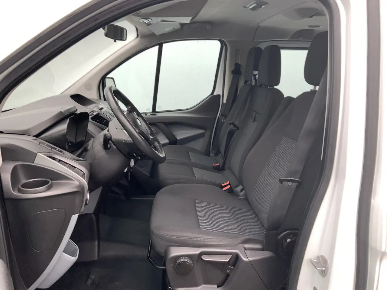 Ford Transit Custom 300 2.2 TDCI L2H1 (11000,- ex btw /ex bpm)Trend - Пассажирский фургон: фото 4 Ford Transit Custom 300 2.2 TDCI L2H1 (11000,- ex btw /ex bpm)Trend - Пассажирский фургон: фото 4