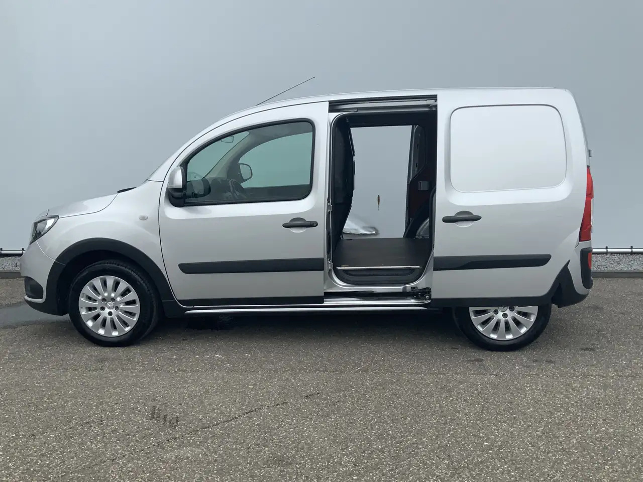 Mercedes-Benz Citan 109 CDI BlueEFFICIENCY Airco Dub Schuifdeur Cruise - Цельнометаллический фургон, Грузопассажирский фургон: фото 4 Mercedes-Benz Citan 109 CDI BlueEFFICIENCY Airco Dub Schuifdeur Cruise - Цельнометаллический фургон, Грузопассажирский фургон: фото 4