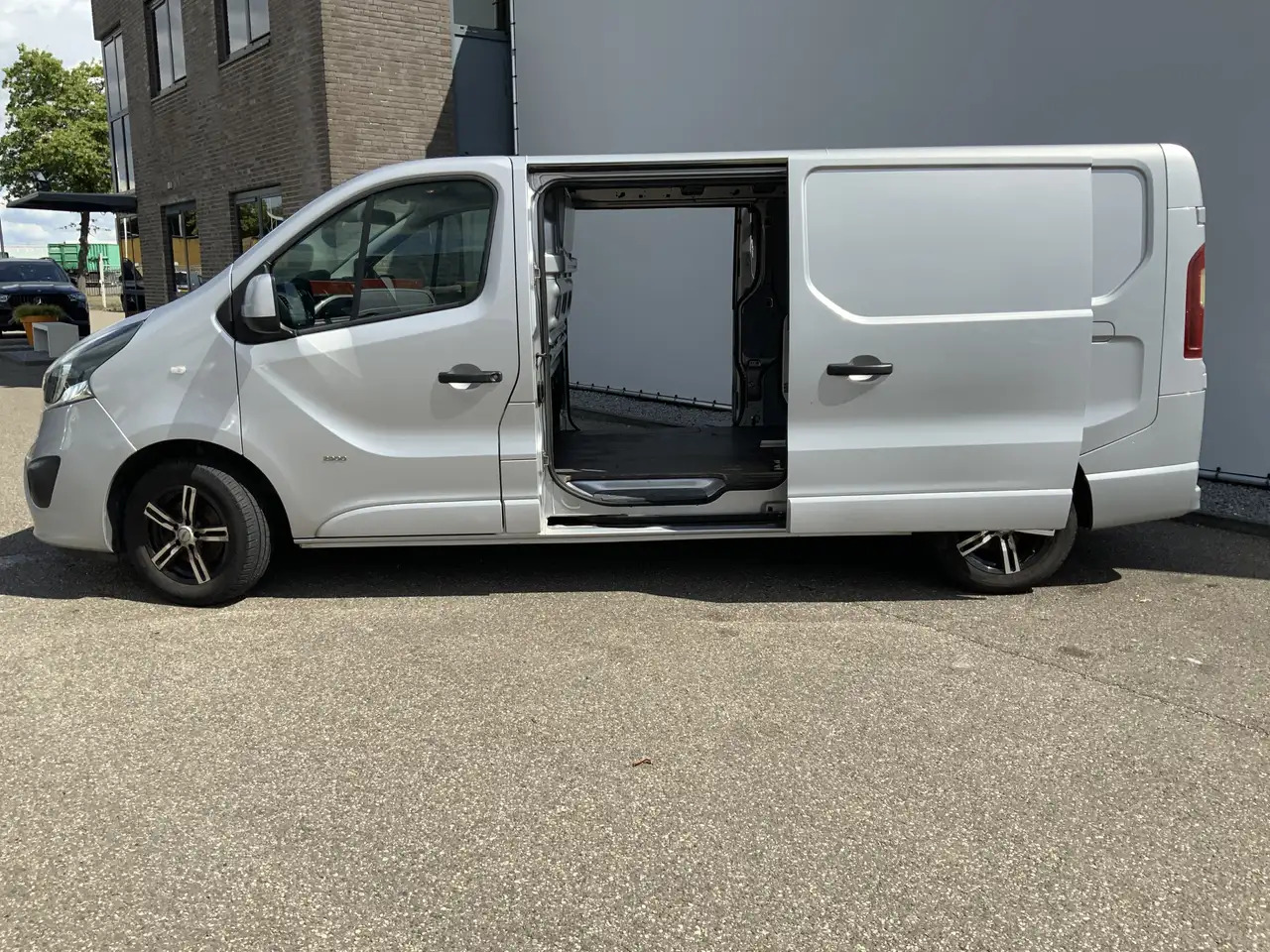 Opel Vivaro 1.6 CDTI L2H1 Sport EcoFlex (MOTOR DEFECT !!!!)Air - Цельнометаллический фургон: фото 4 Opel Vivaro 1.6 CDTI L2H1 Sport EcoFlex (MOTOR DEFECT !!!!)Air - Цельнометаллический фургон: фото 4