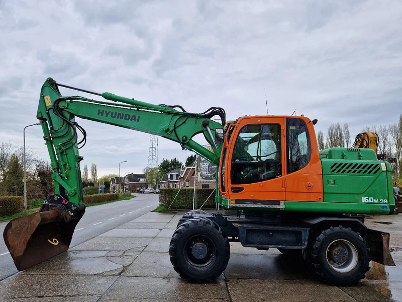 Hyundai Robex 160W-9A met 6-cilinder Cummins motor - Колёсный экскаватор: фото 1 Hyundai Robex 160W-9A met 6-cilinder Cummins motor - Колёсный экскаватор: фото 1