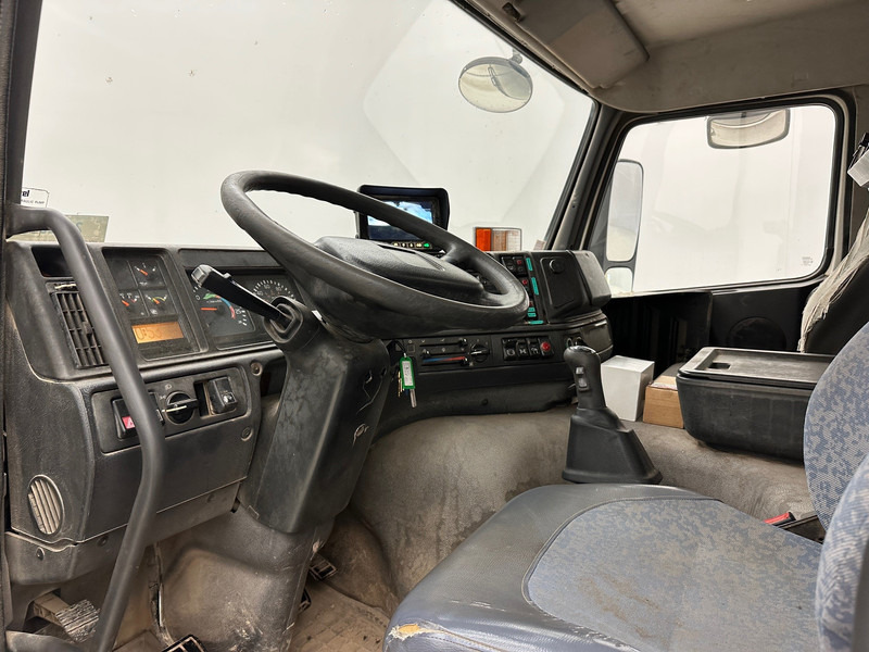 Фото интерьера 1: Самосвал, Автоманипулятор Volvo FM12.380 - 6x4