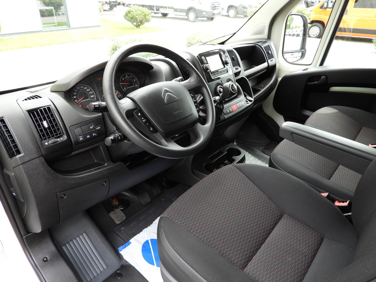 CITROEN JUMPER BOX LIFT 8 PALLETS CRUISE CONTROL NAVIGATION AIR CONDITIONING 165HP - Малотоннажный фургон: фото 2 CITROEN JUMPER BOX LIFT 8 PALLETS CRUISE CONTROL NAVIGATION AIR CONDITIONING 165HP - Малотоннажный фургон: фото 2