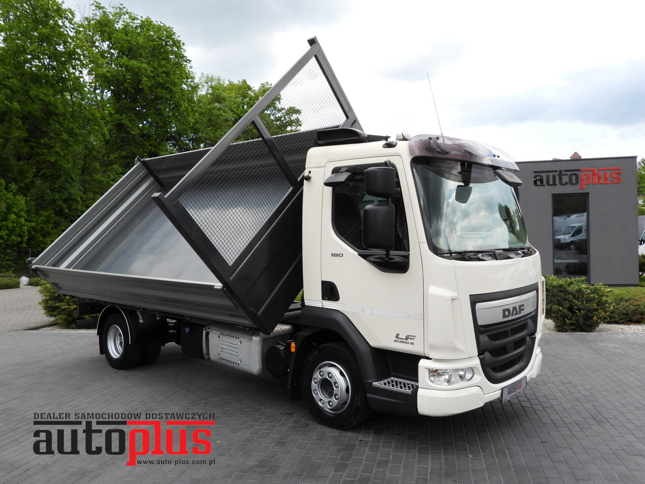 DAF LF 180 THREE-WAY TIPPER CRUISE CONTROL LED LIGHTS AUTOMATIC TRANSMISSION TWIN WHEELS AIR CONDITIONING 180HP - Самосвал: фото 1 DAF LF 180 THREE-WAY TIPPER CRUISE CONTROL LED LIGHTS AUTOMATIC TRANSMISSION TWIN WHEELS AIR CONDITIONING 180HP - Самосвал: фото 1