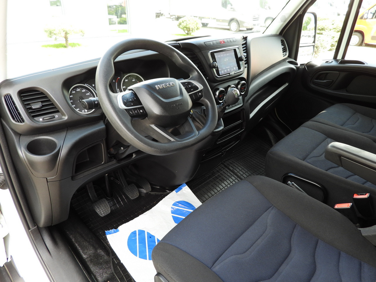 IVECO DAILY 35C16 BOX LIFT 8 PALLETS CRUISE CONTROL TWIN WHEELS AIR CONDITIONING 160HP - Малотоннажный фургон: фото 2 IVECO DAILY 35C16 BOX LIFT 8 PALLETS CRUISE CONTROL TWIN WHEELS AIR CONDITIONING 160HP - Малотоннажный фургон: фото 2