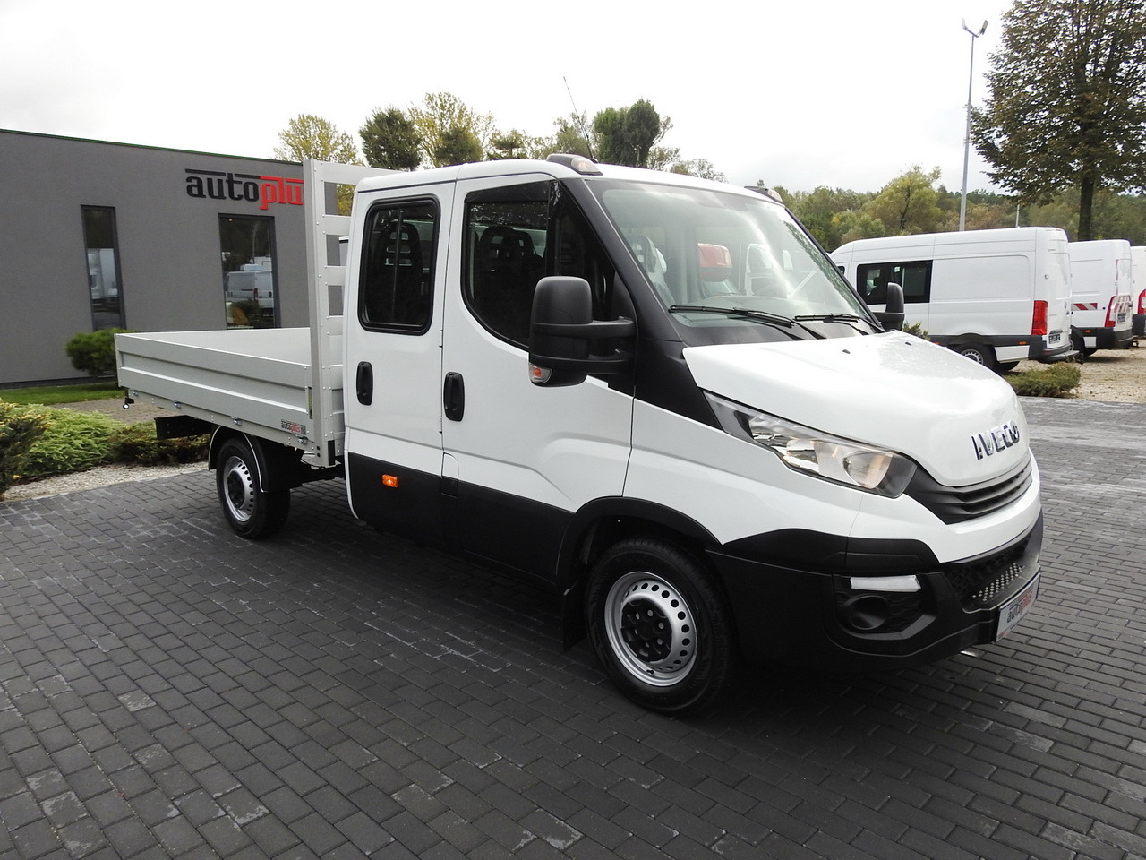 IVECO DAILY 35S15 STAKE BODY DOUBLE CABIN DOKA 7 SEATS AIR CONDITIONING 150HP - Грузопассажирский фургон: фото 4 IVECO DAILY 35S15 STAKE BODY DOUBLE CABIN DOKA 7 SEATS AIR CONDITIONING 150HP - Грузопассажирский фургон: фото 4