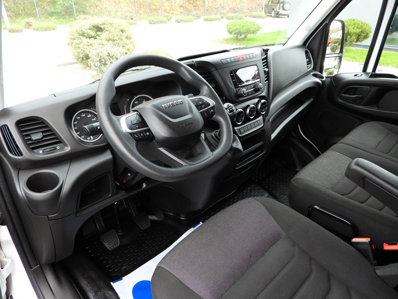 IVECO DAILY 35S16 BOX LIFT 8 PALLETS CRUISE CONTROL AIR CONDITIONING TWIN WHEELS  160HP - Малотоннажный фургон: фото 2 IVECO DAILY 35S16 BOX LIFT 8 PALLETS CRUISE CONTROL AIR CONDITIONING TWIN WHEELS  160HP - Малотоннажный фургон: фото 2