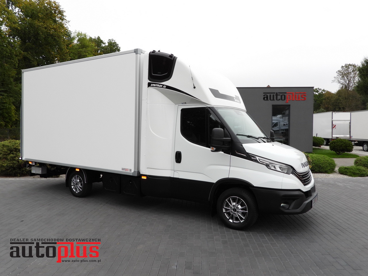 IVECO DAILY 35S18 BOX HI-MATIC LIFT 8 PALLETS CRUISE CONTROL NAVIGATION LED LIGHTS PNEUMATICS AUTOMATIC TRANSMISSION HI-MATIC AIR CONDITIONING 180HP - Малотоннажный рефрижератор: фото 1 IVECO DAILY 35S18 BOX HI-MATIC LIFT 8 PALLETS CRUISE CONTROL NAVIGATION LED LIGHTS PNEUMATICS AUTOMATIC TRANSMISSION HI-MATIC AIR CONDITIONING 180HP - Малотоннажный рефрижератор: фото 1
