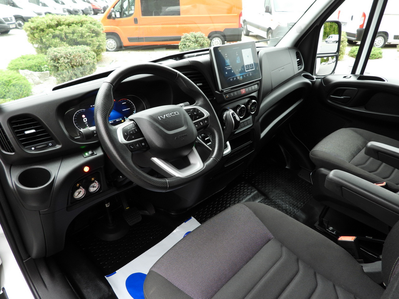 IVECO DAILY 35S18 BOX HI-MATIC LIFT 8 PALLETS CRUISE CONTROL NAVIGATION LED LIGHTS PNEUMATICS AUTOMATIC TRANSMISSION HI-MATIC AIR CONDITIONING 180HP - Малотоннажный рефрижератор: фото 2 IVECO DAILY 35S18 BOX HI-MATIC LIFT 8 PALLETS CRUISE CONTROL NAVIGATION LED LIGHTS PNEUMATICS AUTOMATIC TRANSMISSION HI-MATIC AIR CONDITIONING 180HP - Малотоннажный рефрижератор: фото 2