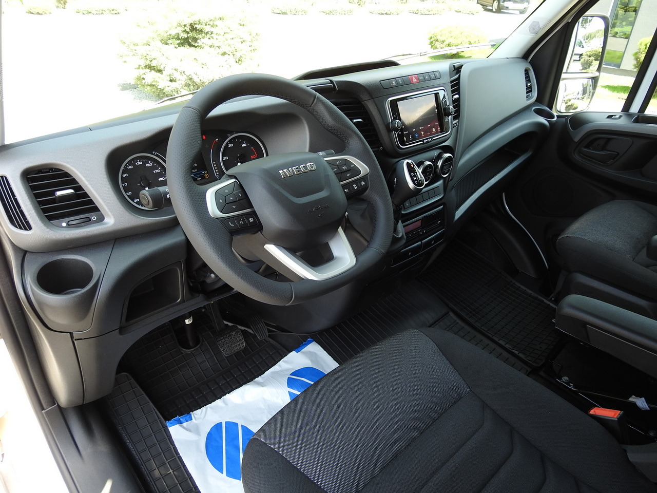 IVECO DAILY 35S18 NEW TARPAULIN 8 PALLETS CRUISE CONTROL NAVIGATION LED LIGHTS AUTOMATIC TRANSMISSION HI-MATIC MANUFACTURERS WARRANTY  180HP - Тентованный фургон: фото 2 IVECO DAILY 35S18 NEW TARPAULIN 8 PALLETS CRUISE CONTROL NAVIGATION LED LIGHTS AUTOMATIC TRANSMISSION HI-MATIC MANUFACTURERS WARRANTY  180HP - Тентованный фургон: фото 2