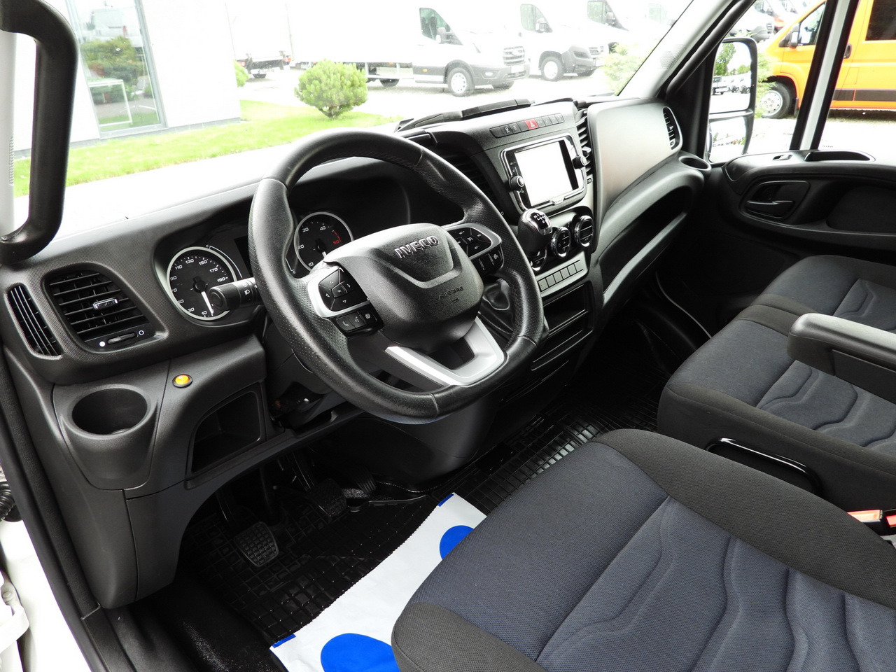 IVECO DAILY 35S18 TARPAULIN 10 PALLETS WEBASTO CRUISE CONTROL NAVIGATION LED LIGHTS AIR CONDITIONING 180HP - Тентованный фургон: фото 2 IVECO DAILY 35S18 TARPAULIN 10 PALLETS WEBASTO CRUISE CONTROL NAVIGATION LED LIGHTS AIR CONDITIONING 180HP - Тентованный фургон: фото 2