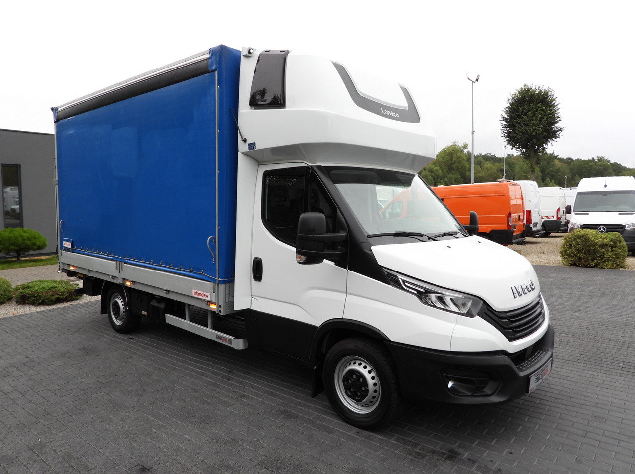IVECO DAILY 35S18 TARPAULIN LIFT 8 PALLETS WEBASTO CRUISE CONTROL LED LIGHTS AIR CONDITIONING  180HP - Тентованный фургон: фото 4 IVECO DAILY 35S18 TARPAULIN LIFT 8 PALLETS WEBASTO CRUISE CONTROL LED LIGHTS AIR CONDITIONING  180HP - Тентованный фургон: фото 4