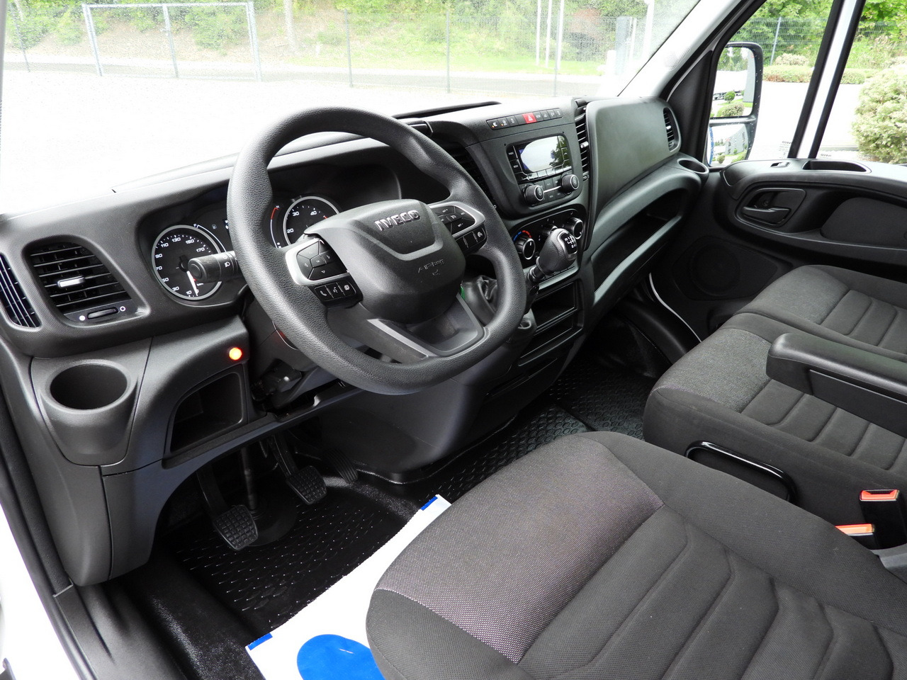 IVECO DAILY 35S18 TARPAULIN LIFT 8 PALLETS WEBASTO CRUISE CONTROL LED LIGHTS AIR CONDITIONING  180HP - Тентованный фургон: фото 2 IVECO DAILY 35S18 TARPAULIN LIFT 8 PALLETS WEBASTO CRUISE CONTROL LED LIGHTS AIR CONDITIONING  180HP - Тентованный фургон: фото 2