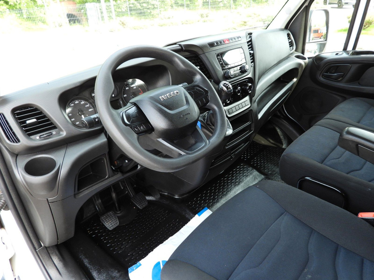 Iveco DAILY 35S12 PRITSCHE DOPPELKABINE DOKA 7 SITZE - Малотоннажный бортовой грузовик, Грузопассажирский фургон: фото 2 Iveco DAILY 35S12 PRITSCHE DOPPELKABINE DOKA 7 SITZE - Малотоннажный бортовой грузовик, Грузопассажирский фургон: фото 2