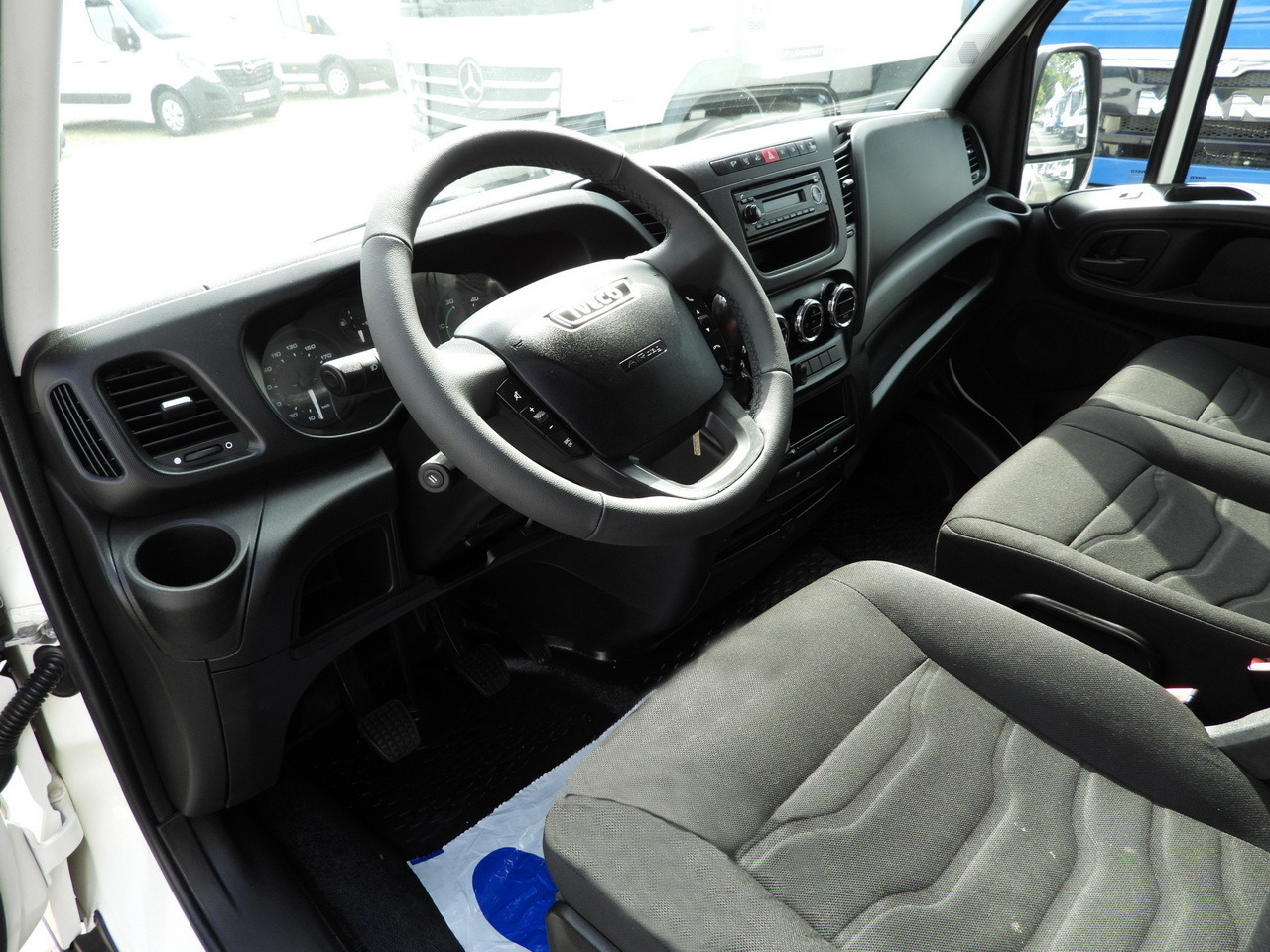 IVECO DAILY 35C17 BOX DELIVERY VAN 6 SEATS CRUISE CONTROL TWIN WHEELS AIR CONDITIONING 170HP - Лёгкий коммерческий автомобиль: фото 2 IVECO DAILY 35C17 BOX DELIVERY VAN 6 SEATS CRUISE CONTROL TWIN WHEELS AIR CONDITIONING 170HP - Лёгкий коммерческий автомобиль: фото 2