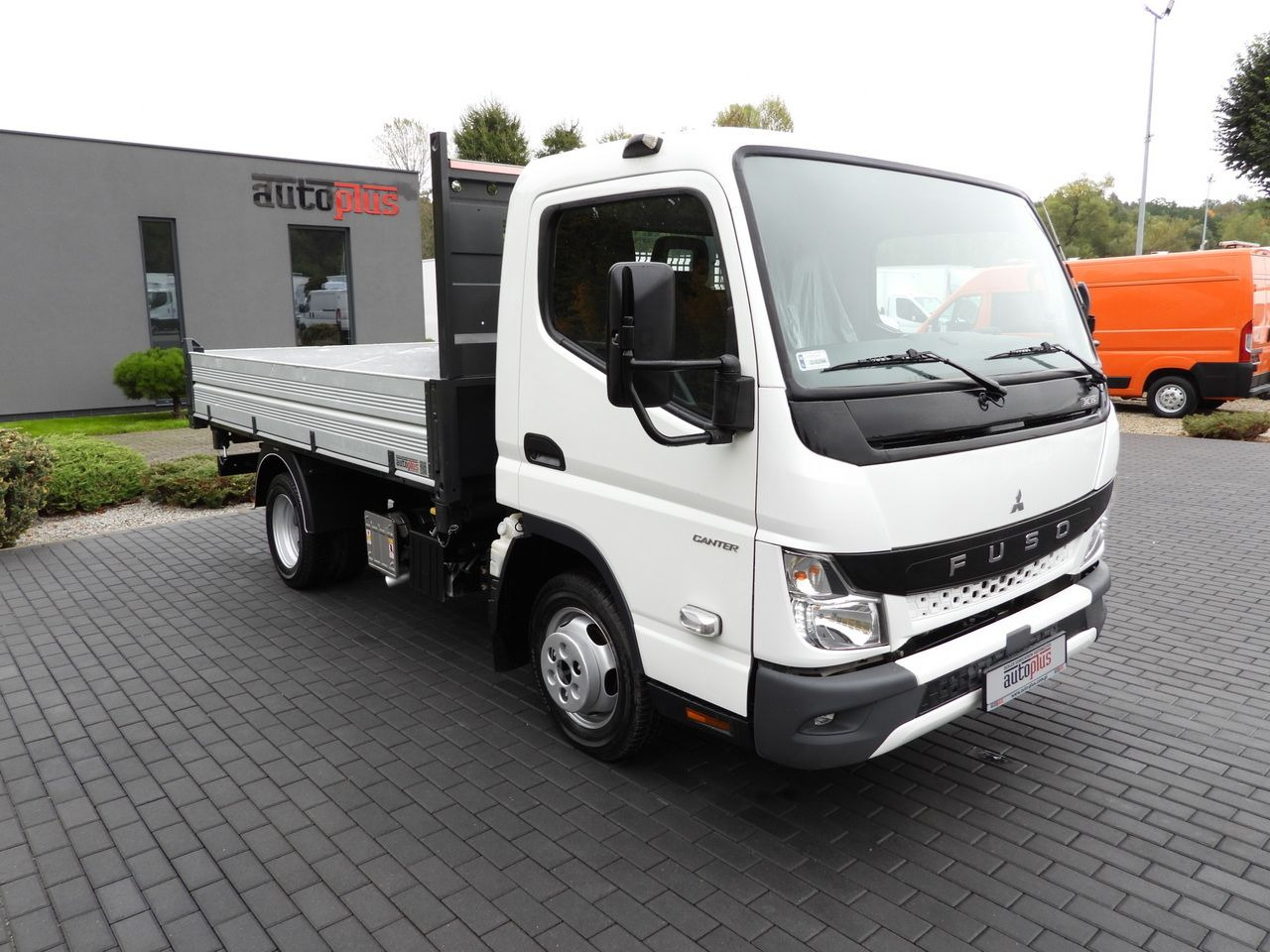 MITSUBISHI CANTER FUSO 3C15 THREE-WAY TIPPER 3 SEATS LED LIGHTS TWIN WHEELS 150HP - Малотоннажный самосвал: фото 4 MITSUBISHI CANTER FUSO 3C15 THREE-WAY TIPPER 3 SEATS LED LIGHTS TWIN WHEELS 150HP - Малотоннажный самосвал: фото 4
