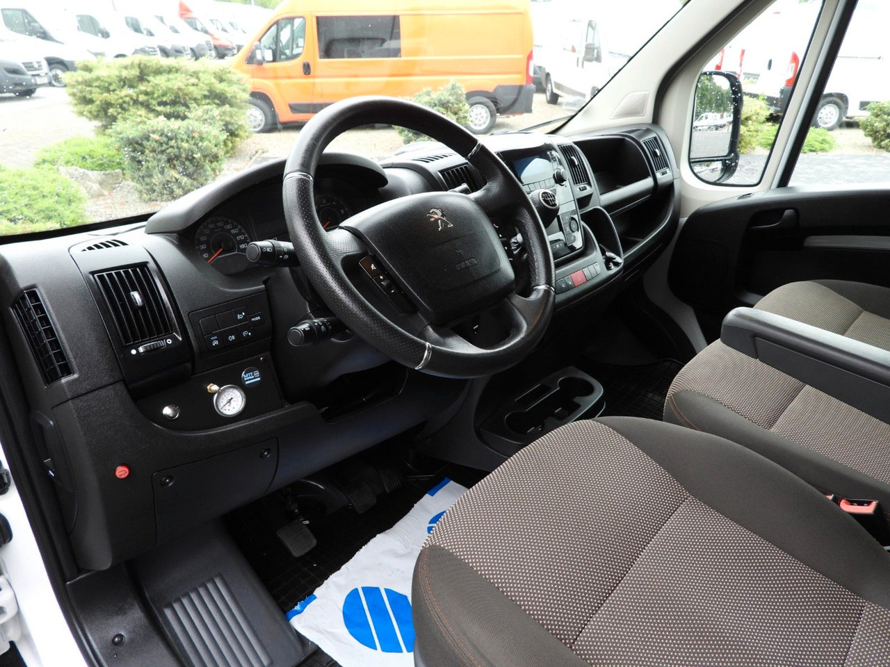 Peugeot BOXER PRITSCHE PLANE AUFZUG 8 PALETTEN TEMPOMAT - Тентованный фургон: фото 2 Peugeot BOXER PRITSCHE PLANE AUFZUG 8 PALETTEN TEMPOMAT - Тентованный фургон: фото 2