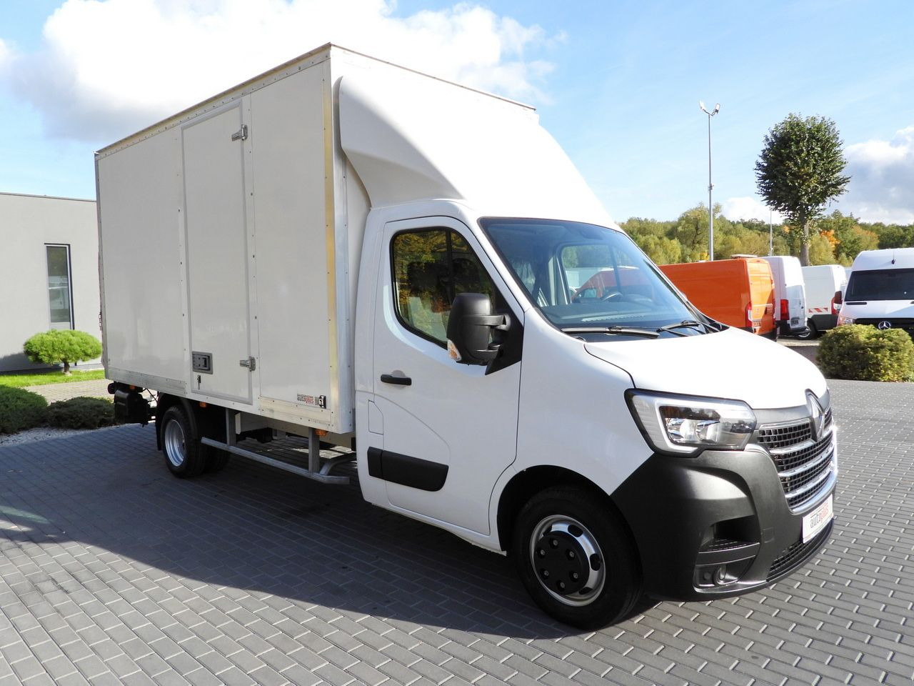 RENAULT MASTER BOX LIFT 8 PALLETS CRUISE CONTROL LED LIGHTS TWIN WHEELS AIR CONDITIONING  145HP - Малотоннажный фургон: фото 4 RENAULT MASTER BOX LIFT 8 PALLETS CRUISE CONTROL LED LIGHTS TWIN WHEELS AIR CONDITIONING  145HP - Малотоннажный фургон: фото 4