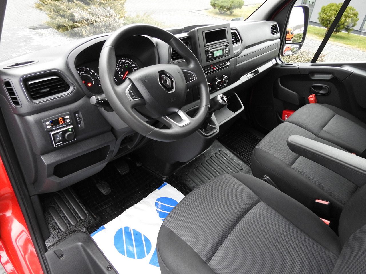 RENAULT MASTER REFRIGERATOR VAN 1*C CRUISE CONTROL AIR CONDITIONING LED LIGHTS 135HP - Малотоннажный рефрижератор: фото 2 RENAULT MASTER REFRIGERATOR VAN 1*C CRUISE CONTROL AIR CONDITIONING LED LIGHTS 135HP - Малотоннажный рефрижератор: фото 2