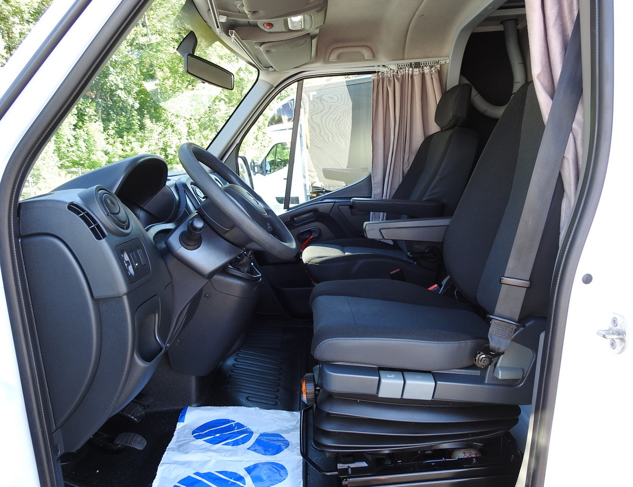 Тентованный фургон RENAULT MASTER TARPAULIN 8 PALLETS WEBASTO CRUISE CONTROL AIR CONDITIONING PNEUMATICS 170HP: фото 28 Тентованный фургон RENAULT MASTER TARPAULIN 8 PALLETS WEBASTO CRUISE CONTROL AIR CONDITIONING PNEUMATICS 170HP: фото 28