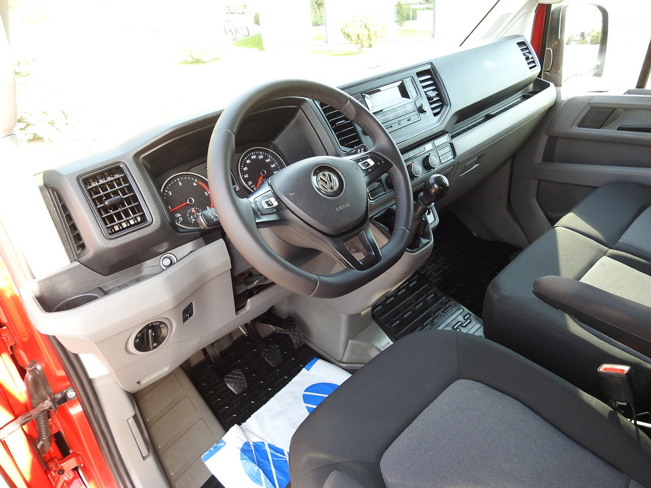 VOLKSWAGEN CRAFTER STAKE BODY DOUBLE CABIN DOKA 7 SEATS AIR CONDITIONING 140HP - Малотоннажный бортовой грузовик: фото 2 VOLKSWAGEN CRAFTER STAKE BODY DOUBLE CABIN DOKA 7 SEATS AIR CONDITIONING 140HP - Малотоннажный бортовой грузовик: фото 2