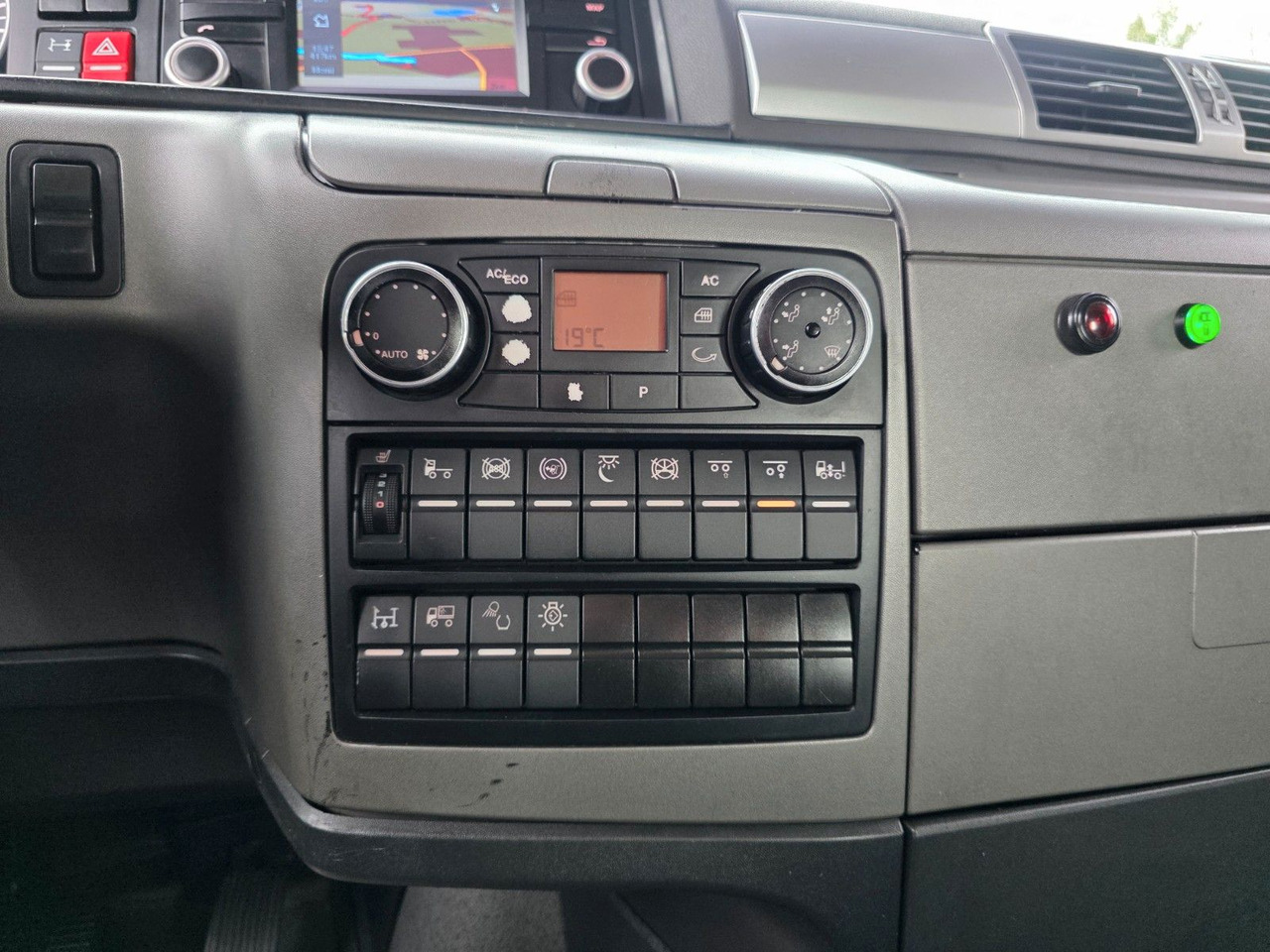 Автоманипулятор MAN TGX 24.440 6X2-2 LL-U / Intarder / HMF / Fernb.: фото 34 Автоманипулятор MAN TGX 24.440 6X2-2 LL-U / Intarder / HMF / Fernb.: фото 34