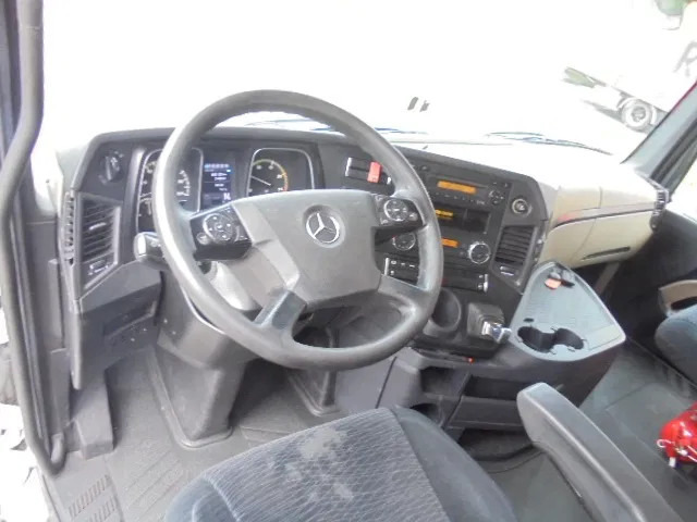 Фото интерьера 1: Тягач Mercedes-Benz Actros 1845 LS ADR Фото интерьера 1: Тягач Mercedes-Benz Actros 1845 LS ADR