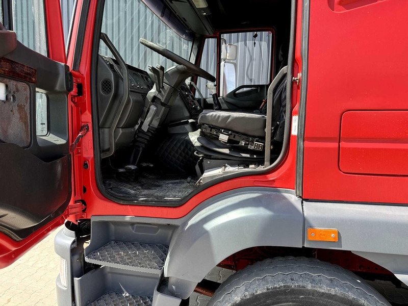 Фото интерьера 1: Тягач Iveco Eurotech 240E38 6x2