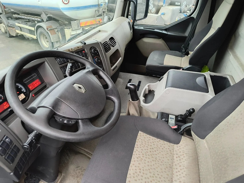 Фото интерьера 1: Renault Premium 280 13500L FUEL / CARBURANT TRUCK - 4 COMP/ A LAMES в лизинг Renault Premium 280 13500L FUEL / CARBURANT TRUCK - 4 COMP/ A LAMES
