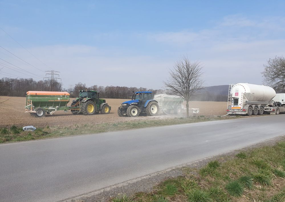 Rozsiewanie wapna Amazone Rozsiew lancali żmijkowymi WAPNOWANIE PÓL precyzyjne - Техника для внесения удобрений: фото 1 Rozsiewanie wapna Amazone Rozsiew lancali żmijkowymi WAPNOWANIE PÓL precyzyjne - Техника для внесения удобрений: фото 1