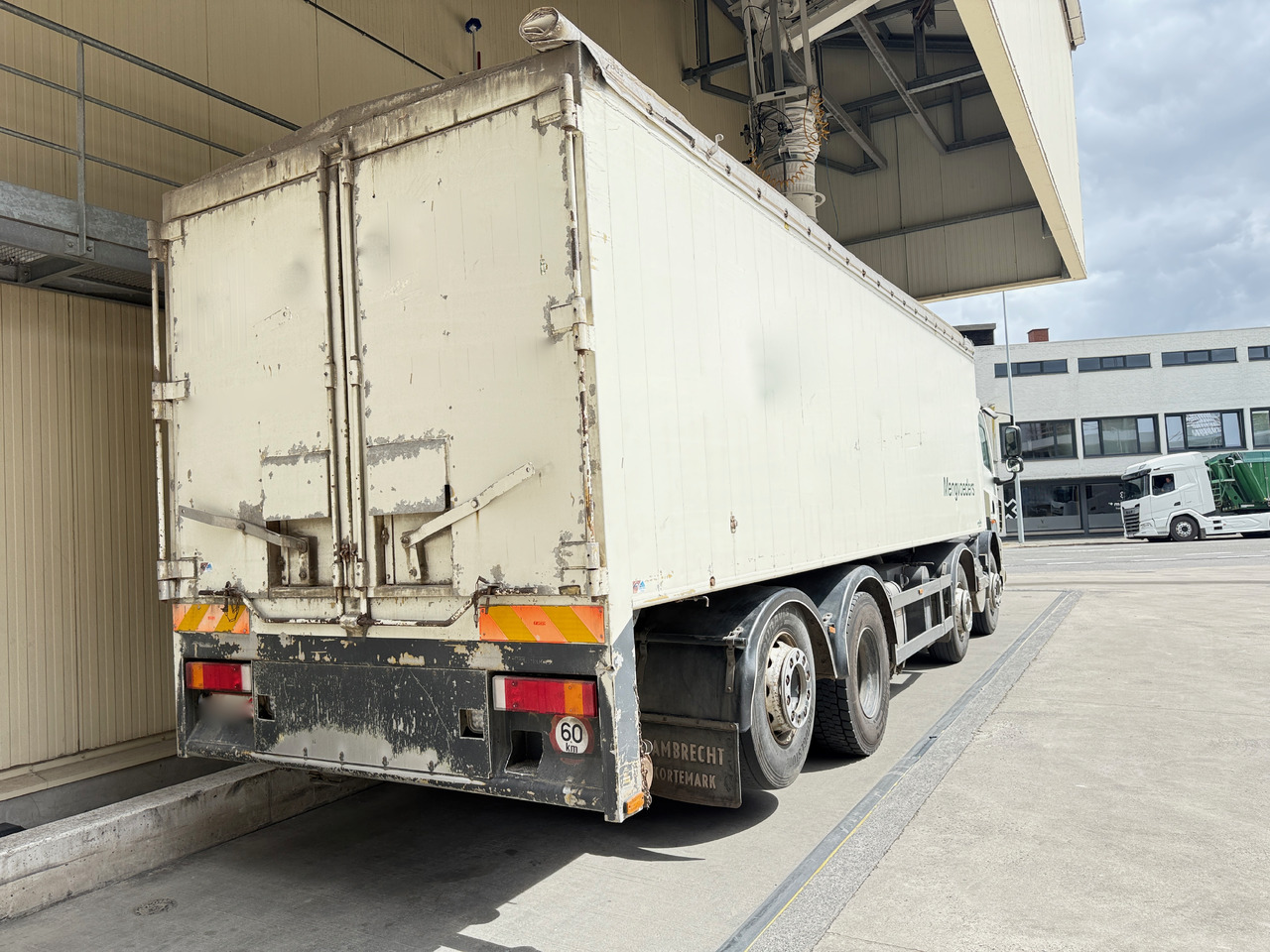 DAF 410 8X2 TIPPER, blowing system, compressor, compartments - Самосвал: фото 4 DAF 410 8X2 TIPPER, blowing system, compressor, compartments - Самосвал: фото 4