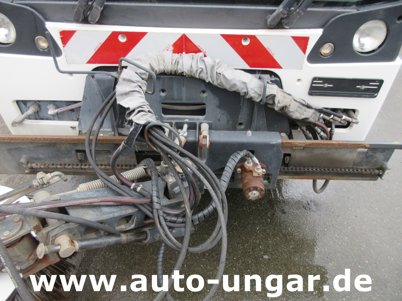 Aebi MFH 5500 Baujahr 2012 Euro 5 Kehrmaschine mit Hochentleerung - Подметально-уборочная машина: фото 4 Aebi MFH 5500 Baujahr 2012 Euro 5 Kehrmaschine mit Hochentleerung - Подметально-уборочная машина: фото 4