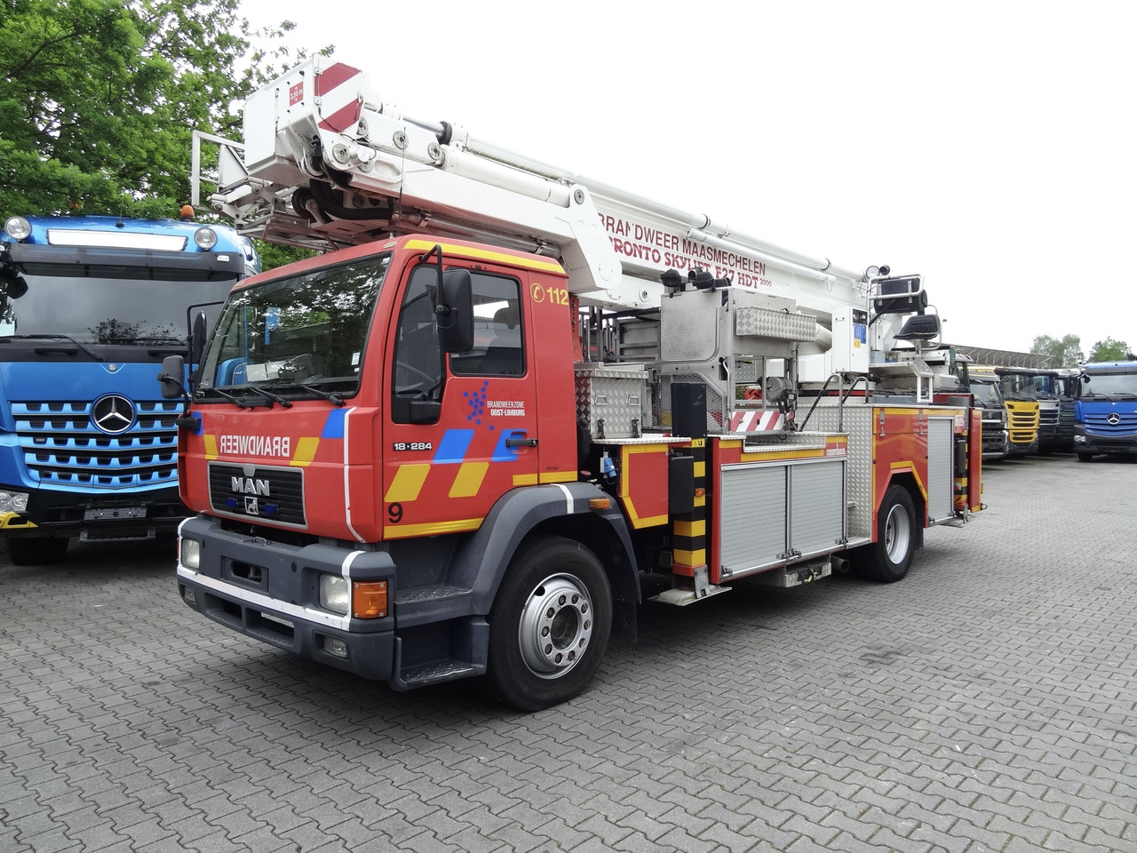 MAN L2000 18.284 Feuerwehr Bronto Skylift 27 Meter - Грузовик с подъемником: фото 1 MAN L2000 18.284 Feuerwehr Bronto Skylift 27 Meter - Грузовик с подъемником: фото 1