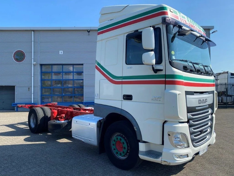 DAF XF106-460 / INTARDER / SPACE CAB / MANUAL / EURO-6 / 2015 - Грузовик-шасси: фото 2 DAF XF106-460 / INTARDER / SPACE CAB / MANUAL / EURO-6 / 2015 - Грузовик-шасси: фото 2