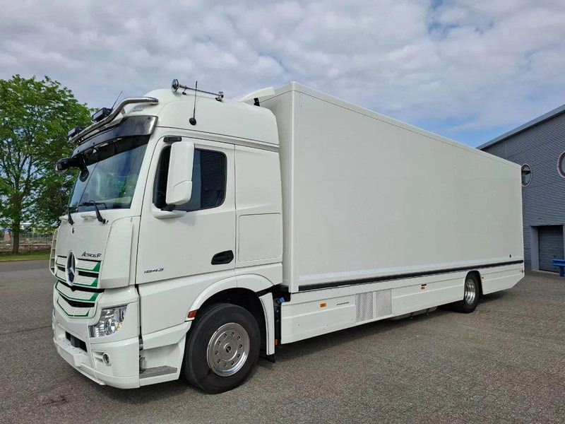 Mercedes-Benz Actros 1843 / GERMAN FLOWER TRUCK / 162021 KM / ISOLATED BOX / COOL & HEATED / NAVI / PLATFORM 1500 KG / TOP CONDITION / FULL-AI - Торговый грузовик: фото 1 Mercedes-Benz Actros 1843 / GERMAN FLOWER TRUCK / 162021 KM / ISOLATED BOX / COOL & HEATED / NAVI / PLATFORM 1500 KG / TOP CONDITION / FULL-AI - Торговый грузовик: фото 1