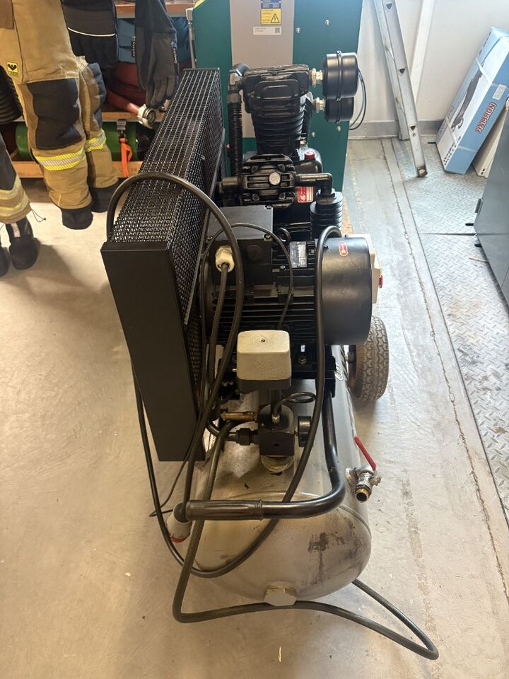Kompressor Stenhøj - 2002 Modell - Оборудование для гаражей/ Мастерских: фото 3 Kompressor Stenhøj - 2002 Modell - Оборудование для гаражей/ Мастерских: фото 3