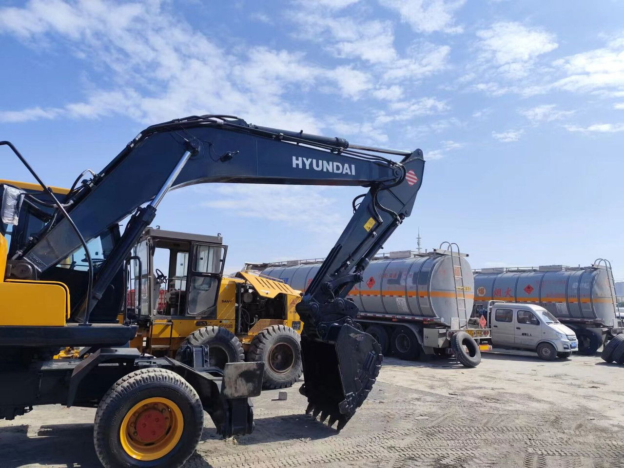 Hyundai R210-7 / Cummins / 1800MTH / Works Great Like NEW - Колёсный экскаватор: фото 2 Hyundai R210-7 / Cummins / 1800MTH / Works Great Like NEW - Колёсный экскаватор: фото 2