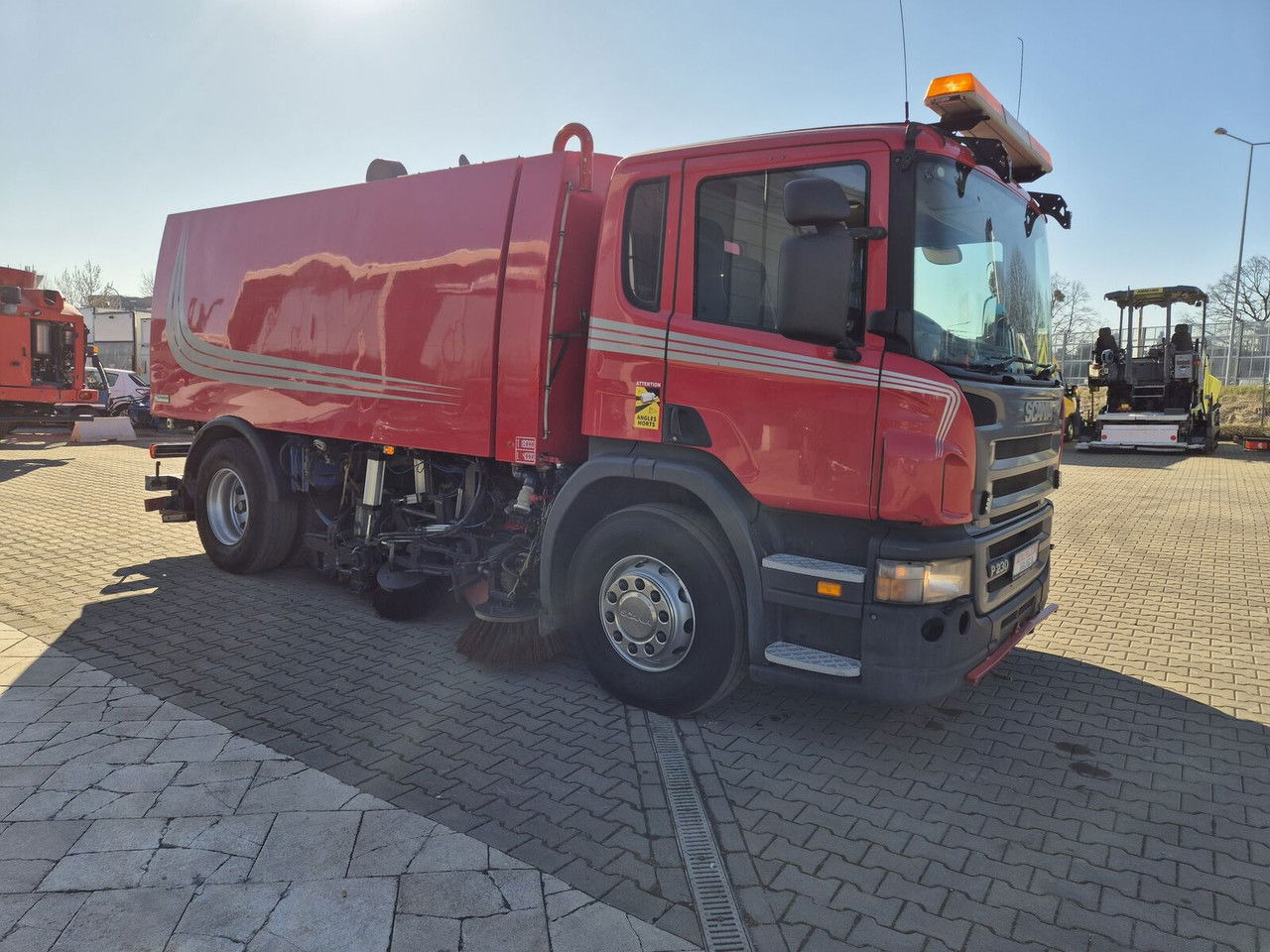 Scania P230 4X2 / Sweeper / Johnston VX800 / Sprayer / LOW Mileage / - Подметально-уборочная машина: фото 5 Scania P230 4X2 / Sweeper / Johnston VX800 / Sprayer / LOW Mileage / - Подметально-уборочная машина: фото 5