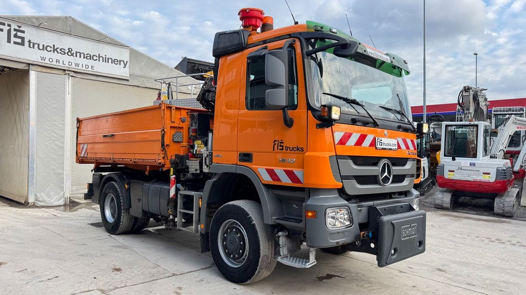 Mercedes-Benz Actros 1832 AK tipper 4x4 - crane Fassi 9.2M - remote control - Самосвал: фото 4 Mercedes-Benz Actros 1832 AK tipper 4x4 - crane Fassi 9.2M - remote control - Самосвал: фото 4
