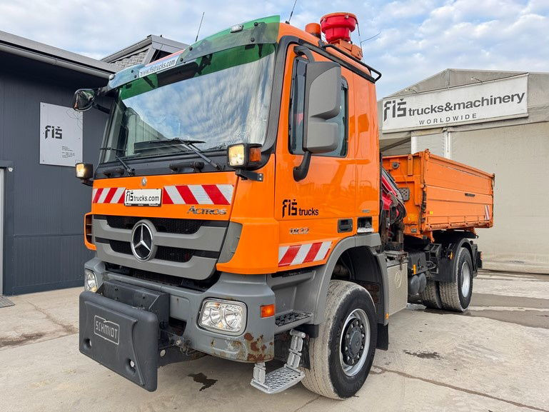 Mercedes-Benz Actros 1832 AK tipper 4x4 - crane Fassi 9.2M - remote control - Самосвал: фото 1 Mercedes-Benz Actros 1832 AK tipper 4x4 - crane Fassi 9.2M - remote control - Самосвал: фото 1
