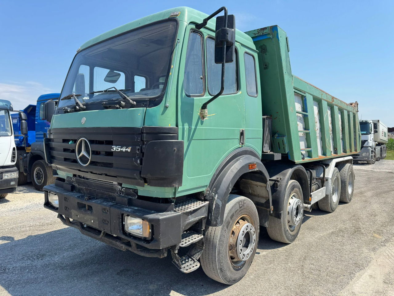 Mercedes-Benz SK 3235 8X4 tipper - V8 - Самосвал: фото 1 Mercedes-Benz SK 3235 8X4 tipper - V8 - Самосвал: фото 1