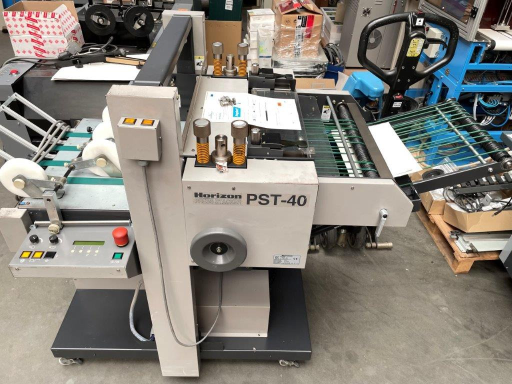 Mobile press with shingle delivery Horizon PST-40 - Фальцовщик: фото 1 Mobile press with shingle delivery Horizon PST-40 - Фальцовщик: фото 1