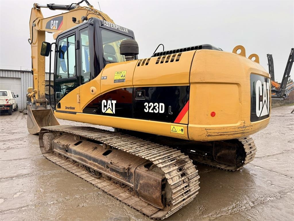 CAT 323DL - Гусеничный экскаватор: фото 1 CAT 323DL - Гусеничный экскаватор: фото 1