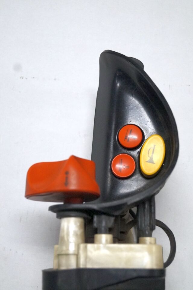 Linde 1443605100 | Rijschakelaar Control handle Control module - Электрическая система для Погрузочно-разгрузочной техники: фото 1 Linde 1443605100 | Rijschakelaar Control handle Control module - Электрическая система для Погрузочно-разгрузочной техники: фото 1