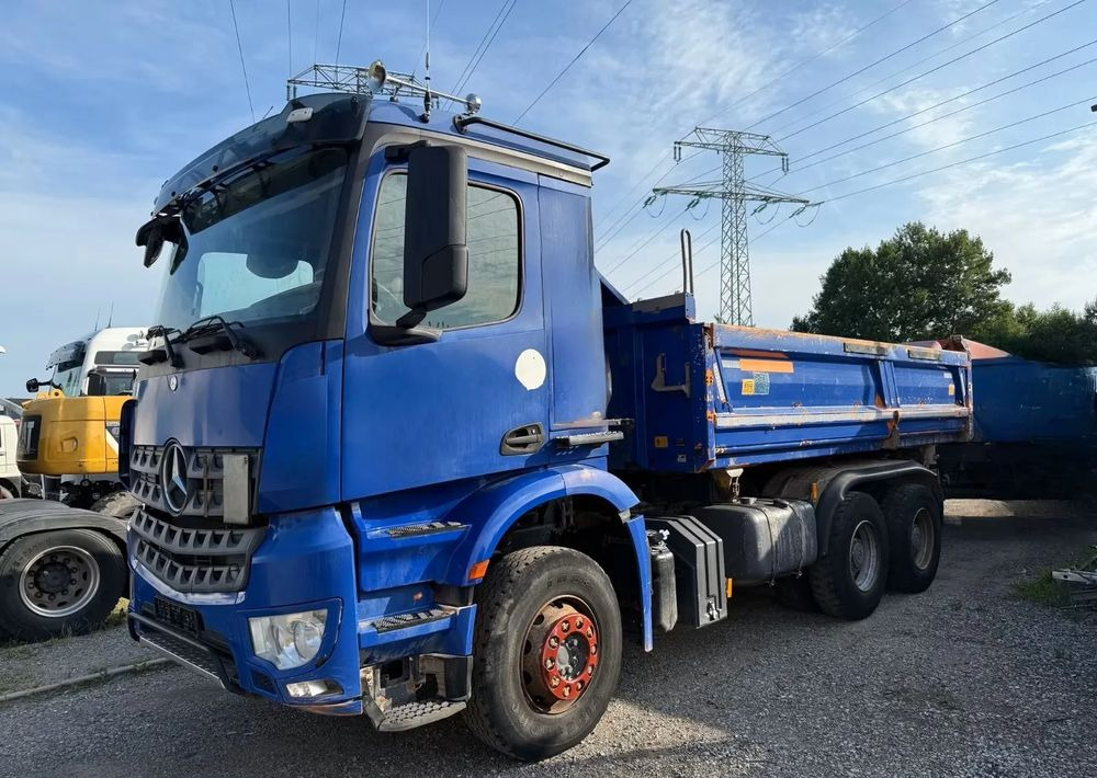 Mercedes-Benz Arocs • Trójstronna wywrotka •6x4 •449 KM• Euro6 • Tempomat • Klimatyzacja• Retarder - Самосвал: фото 1 Mercedes-Benz Arocs • Trójstronna wywrotka •6x4 •449 KM• Euro6 • Tempomat • Klimatyzacja• Retarder - Самосвал: фото 1