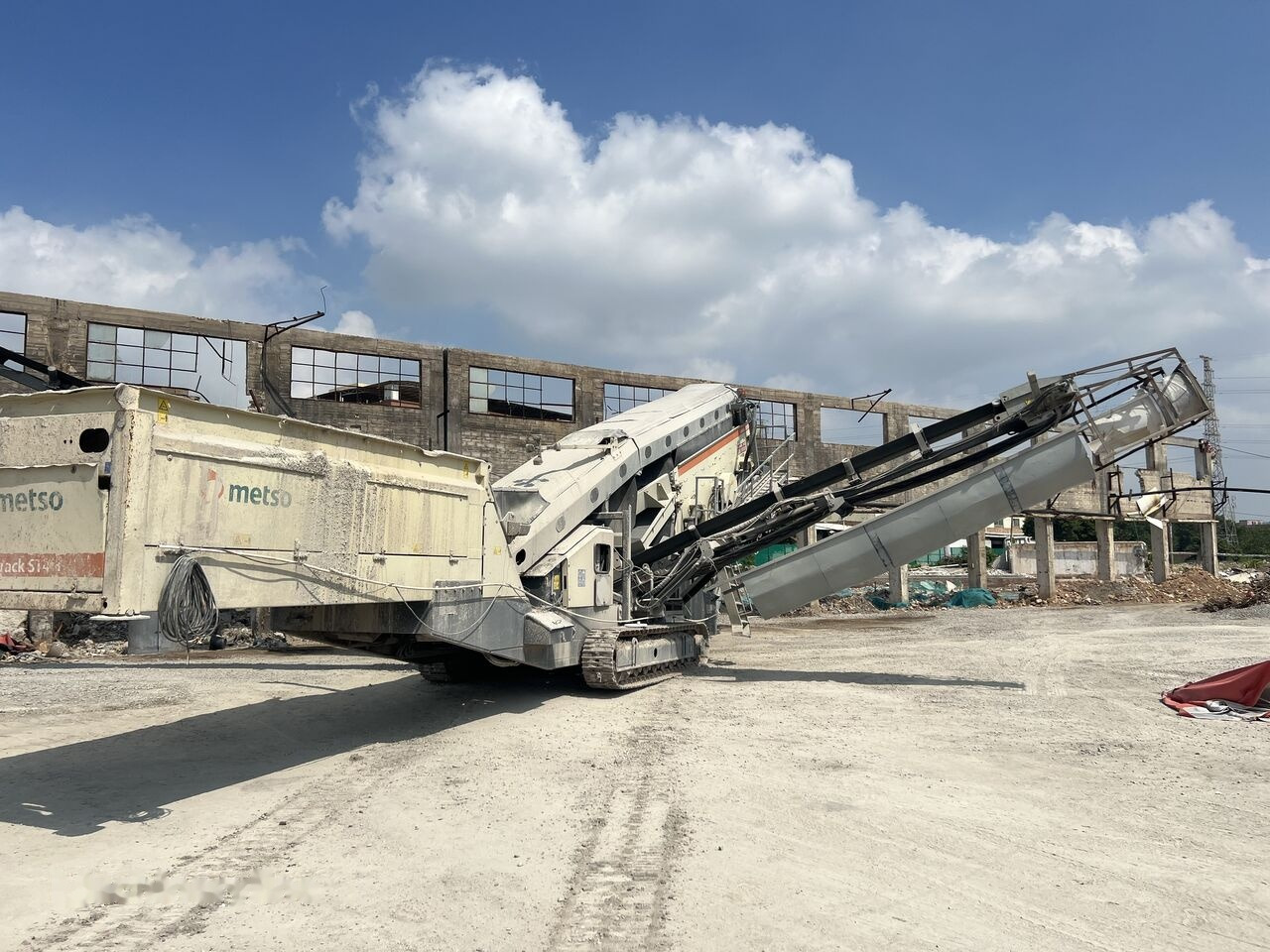 Metso LOKOTRACK ST4.8 SCALPER STONE VIBRATING SCREEN - Мобильная дробилка: фото 1 Metso LOKOTRACK ST4.8 SCALPER STONE VIBRATING SCREEN - Мобильная дробилка: фото 1