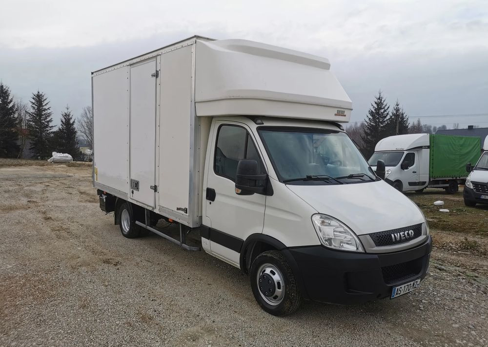 Iveco 3.0-150KM Daily 35C15 Kontener winda Dhollandia 750kg długi 35-150 Klimatyzacja długi rozstaw - Малотоннажный фургон: фото 1 Iveco 3.0-150KM Daily 35C15 Kontener winda Dhollandia 750kg długi 35-150 Klimatyzacja długi rozstaw - Малотоннажный фургон: фото 1